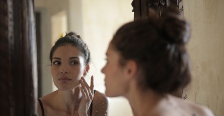Witaminy na skórę – jakie suplementy na piękną cerę?